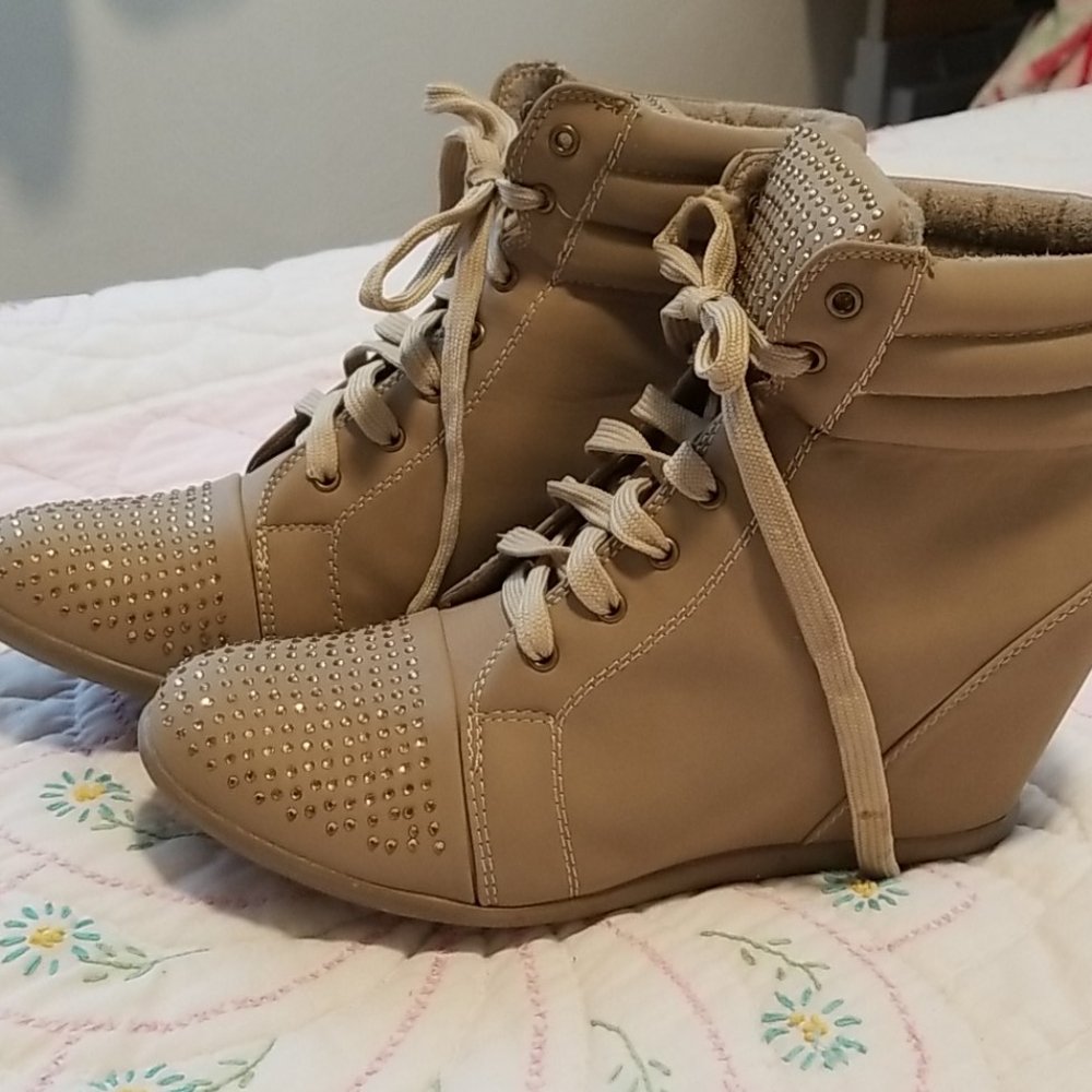 Capensis Bucco tan lace up booties.  Sz 10